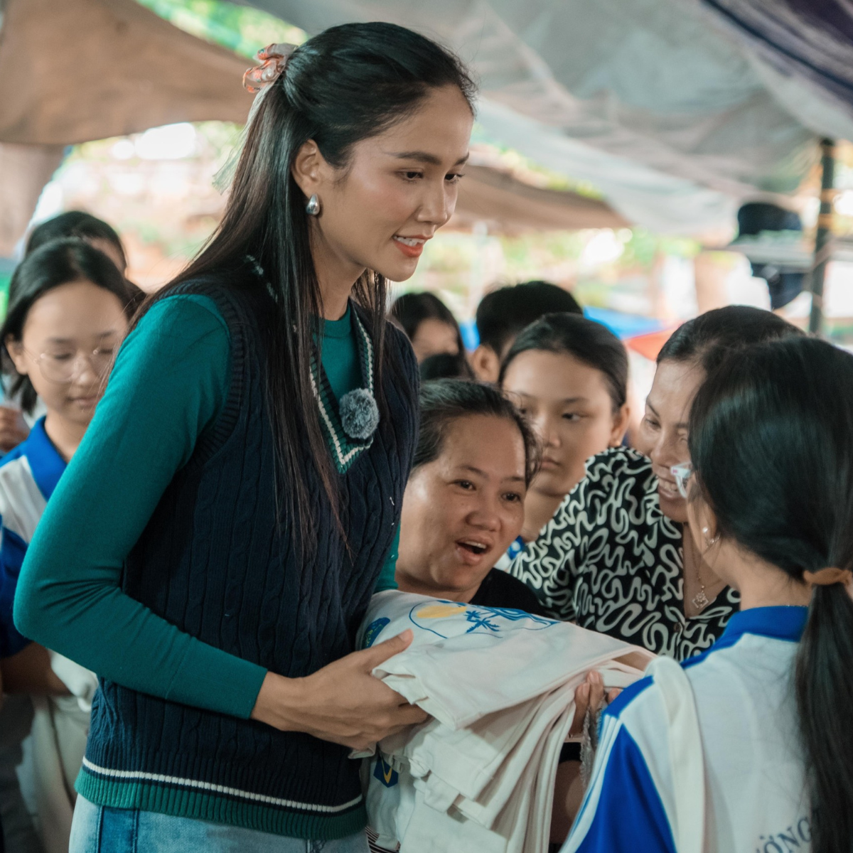 Hoa Hậu H'Hen Niê tặng túi vải canvas cho các bạn học sinh